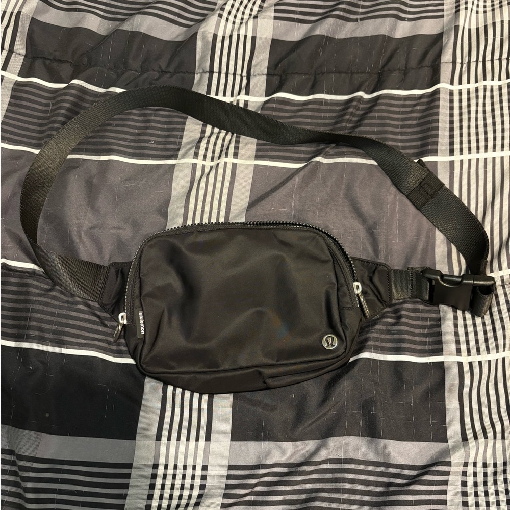 Lululemon belt bag 2L